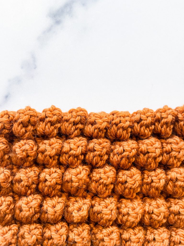 Learn how to crochet textured crochet stitches - bobble stitch, puff stitch, popcorn stitch. Video and photo tutorial beginner crochet. 